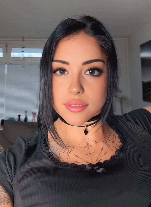 Hannah @gothic_hannah Image